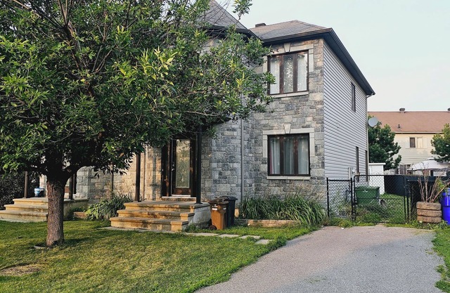 Beautiful house 🏠 of 5 bedroom + sofa bed, quiet and family neighborhood.
