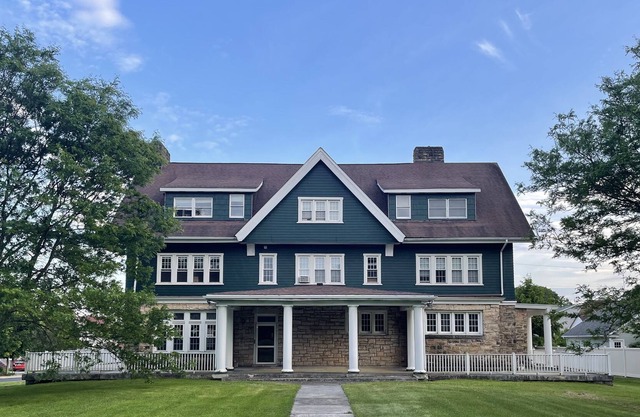 Beautiful HUGE 1500 sqft apt up to 5 adults central location. Kids/dogs ok!
