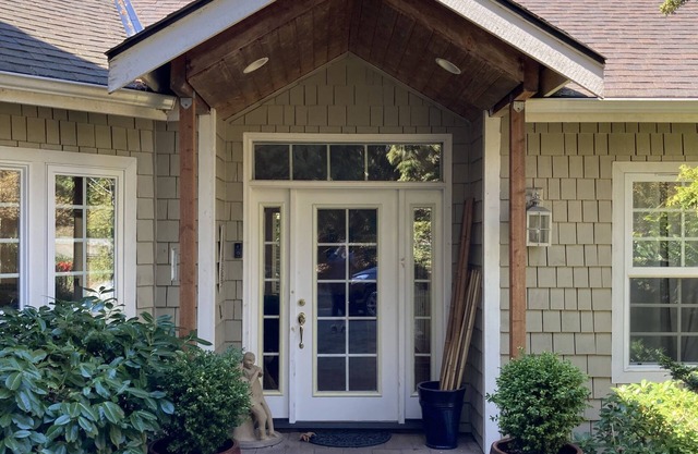 Beautiful lake-view home. Gourmet kitchen, comfortable inside and out.