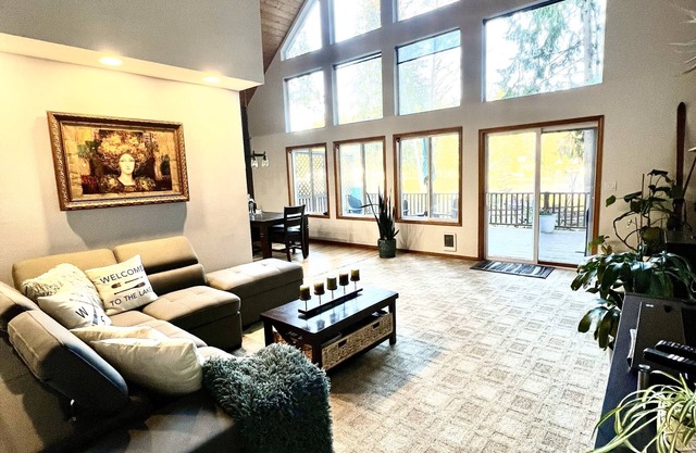 Beautiful lakefront Casa del Lago on Lake Roesiger