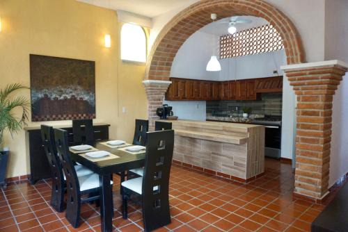 Beautiful Local Apartment with Ocean View & Rooftop Terrace