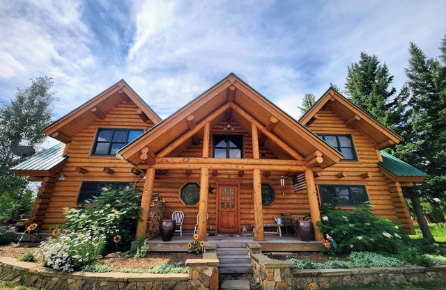 Beautiful log cabin home on the east river! Private hot tub and fishing access!