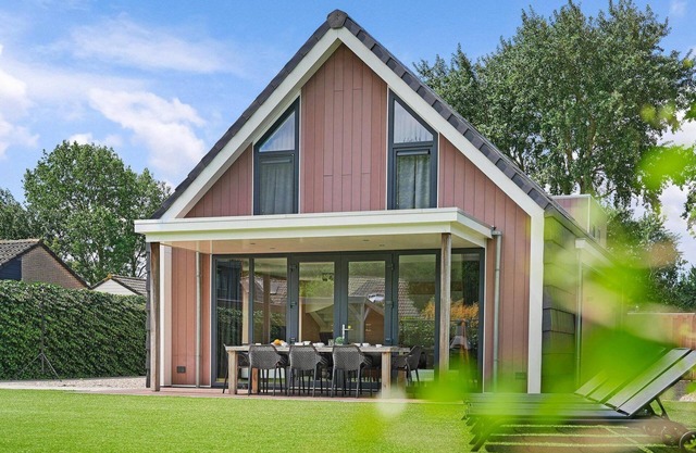 Beautiful luxury design holiday homes 2 minutes from the beach with large garden, jacuzzi, porch and trampoline (dogs allowed).