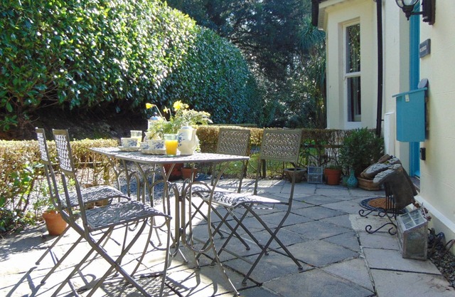 Beautiful Mews Cottage in 28 acres Swimming Pools Gym Tennis ,Lake, Pet friendly