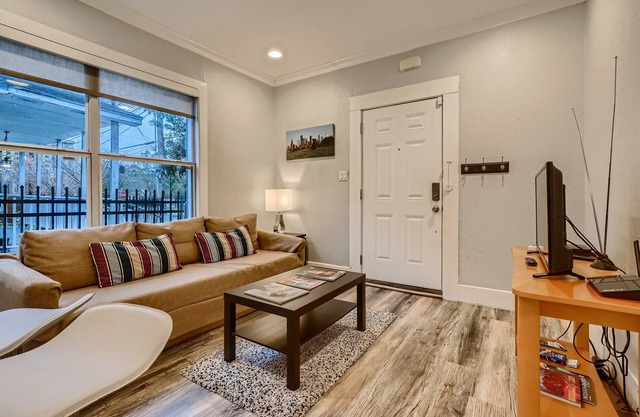 Beautiful Midtown 2BD – Parking + Fast WiFi