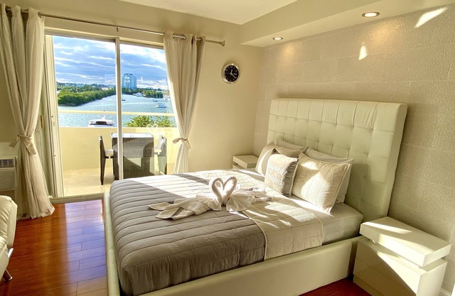 Beautiful modern Waterfront apartment with pool and free parking 5min from beach
