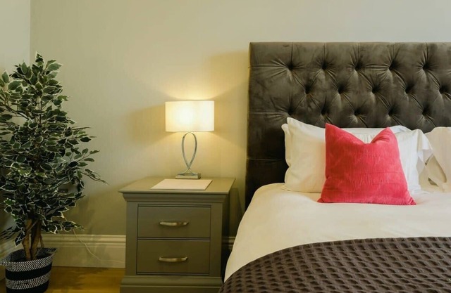 Beautiful Modern 2 Bed Apartment in Great Location in Bristol!