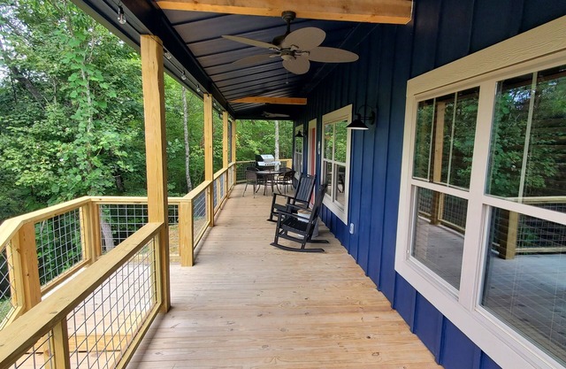 Beautiful Mtn Getaway. Quiet 2 bedroom, 2 bath, Hot tub & grill! 5 min to town!