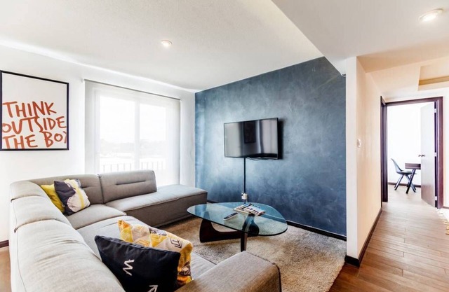 ☆ Beautiful Neighborhood ☆ - GREAT FOR WALKING!