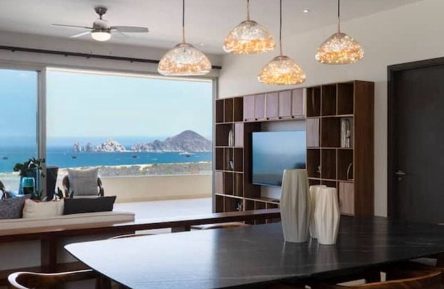 Beautiful NEW condo, best arch view and Location