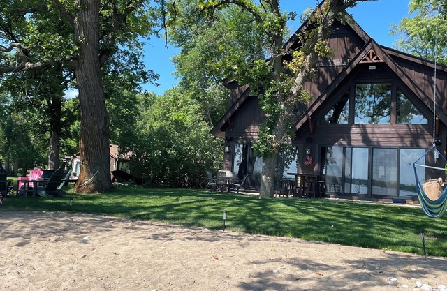 Beautiful, newly custom built, lake-front cabin on Lake Independence.