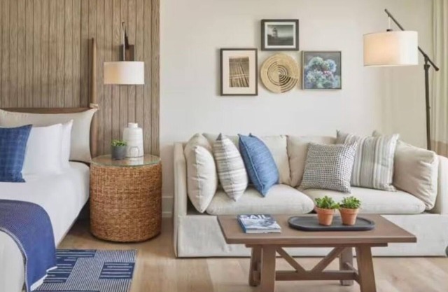 Beautiful Newport Lodging Perfect for Couple Retreat with Onsite Pool