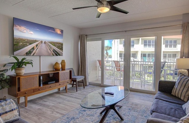 Beautiful Ocean Side 2 Bedroom Condo with Pool