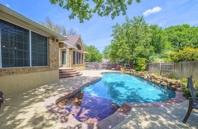 Beautiful Open Floorplan Home with Pool few min drive to Lake Austin & Travis