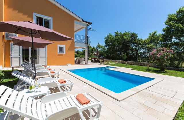 Beautiful pool Villa, 2.5 km from the sea, 920 m2 private surroundings,