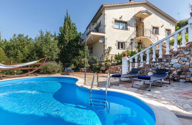 Beautiful private villa for 8 guests with WIFI, A/C, private pool, TV, patio and parking