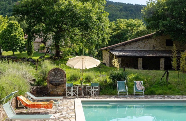 Beautiful private villa for 16 people with WIFI, private pool and parking