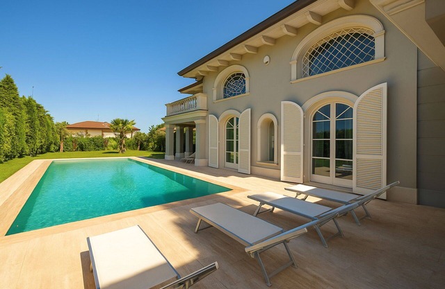 Beautiful private villa for 18 guests with hot tub, private pool, WIFI, A/C, TV and patio