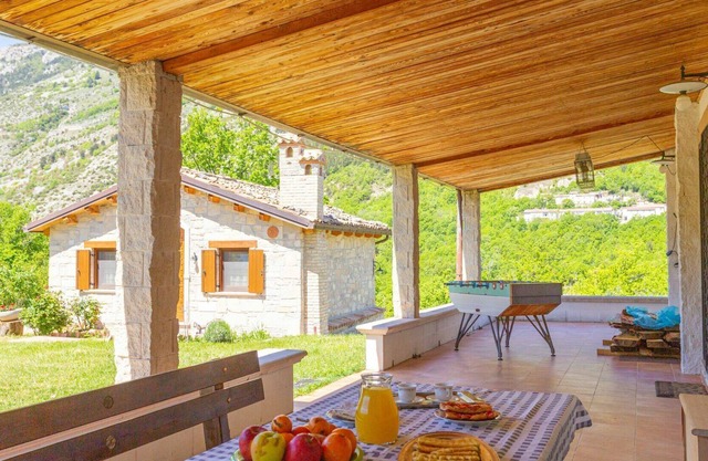 Beautiful private villa for 10 people with TV, terrace, pets allowed and parking
