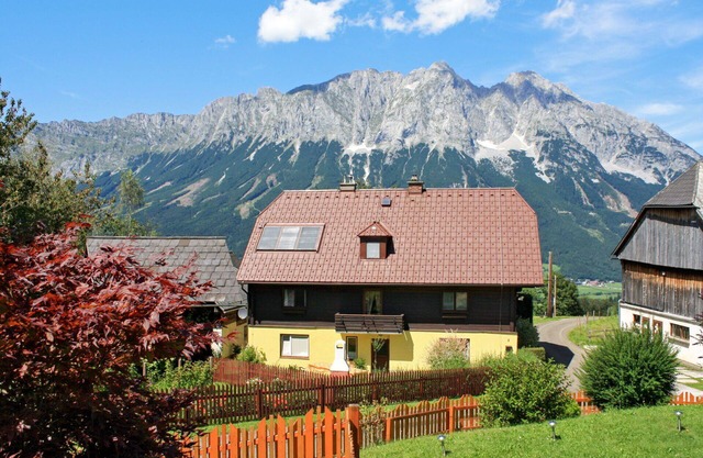 Beautiful private villa for 10 guests with TV, patio and pets allowed