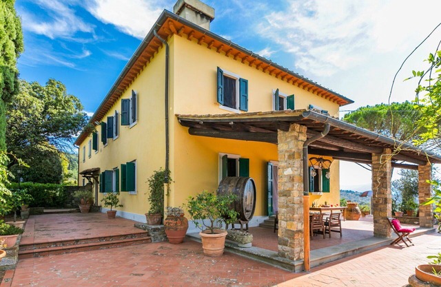 Beautiful private villa for 10 people with WIFI, TV, terrace and panoramic view
