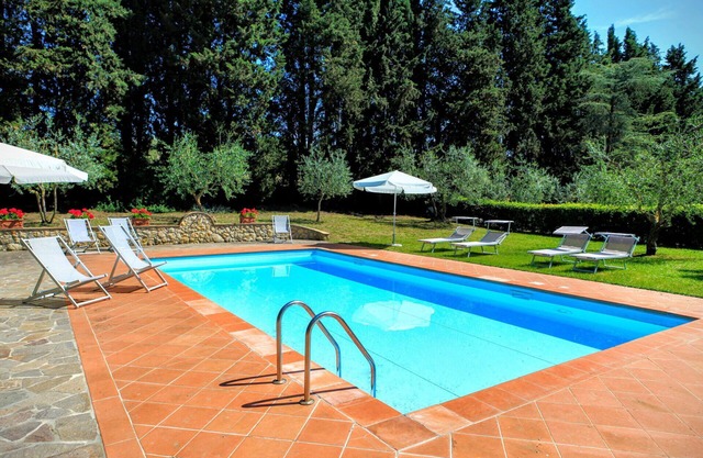 Beautiful private villa with WIFI, A/C, private pool, patio and panoramic view, close to Siena