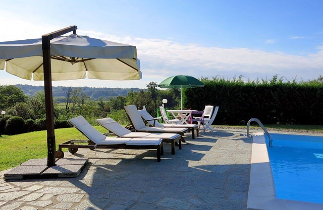 Beautiful private villa for 10 guests with private pool, WIFI, TV, terrace, pets allowed and par.