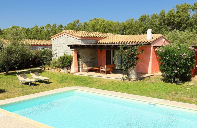 Beautiful private villa for 6 guests with A/C, pool, WIFI, TV, terrace and pets allowed