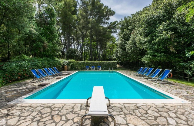 Beautiful private villa for 8 people with pool, WIFI, pets allowed and parking