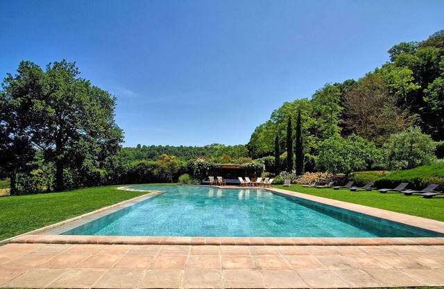 Beautiful private villa with hot tub, private pool, A/C, WIFI, TV, patio, close to San Gimignano