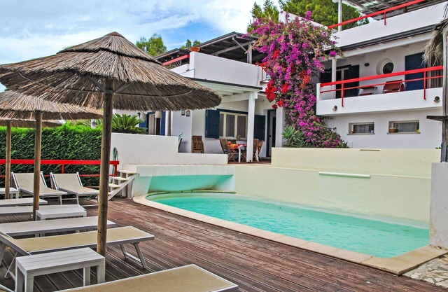 Beautiful private villa for 17 guests with WIFI, private pool, hot tub, TV, patio and pets allowed