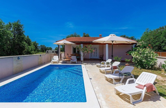 Beautiful private villa for 6 guests with A/C, private pool, WIFI, TV and terrace