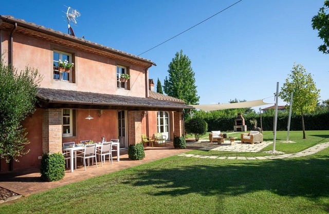 Beautiful private villa for 6 guests with A/C, private pool, WIFI, TV and veranda, close to Lucca