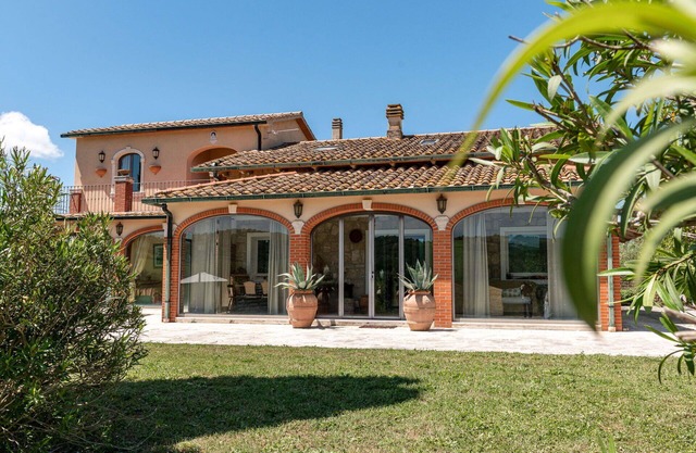 Beautiful private villa for 9 guests with private pool, A/C, WIFI, patio and pets allowed