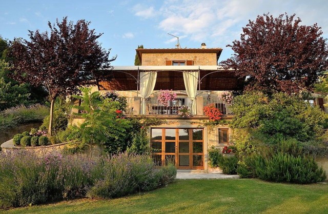 Beautiful private villa with private pool, A/C, WIFI, TV, terrace, panoramic view, close to Cortona