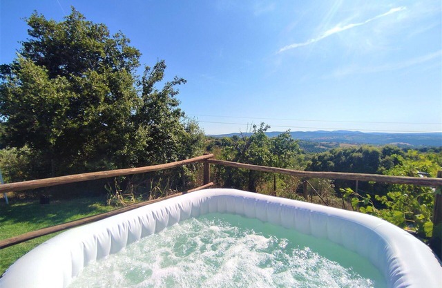 Beautiful private villa with hot tub, WIFI, TV, terrace, pets allowed and panoramic view
