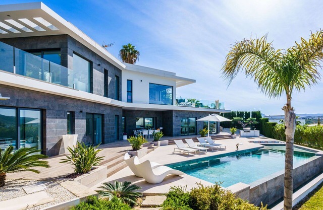 Beautiful private villa for 8 guests with private pool, WIFI, hot tub, A/C, TV, patio and parking