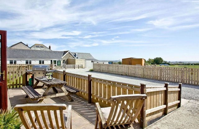 Beautiful private villa for 8 guests with hot tub, WIFI, TV, patio and pets allowed
