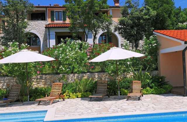 Beautiful private villa for 10 guests with pool, WIFI, A/C, TV, terrace and parking