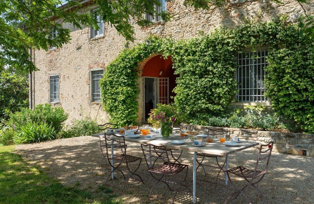 Beautiful private villa for 10 people with TV, pets allowed and parking