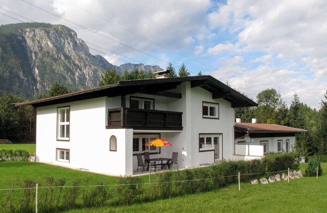 Beautiful private villa for 10 guests with TV, terrace and pets allowed