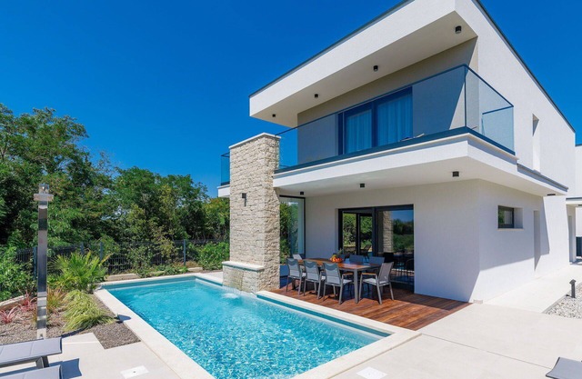 Beautiful private villa for 6 people with private pool, WIFI, A/C, TV and terrace