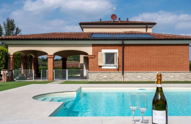 Beautiful private villa for 11 guests with private pool, A/C, WIFI, TV, terrace and parking