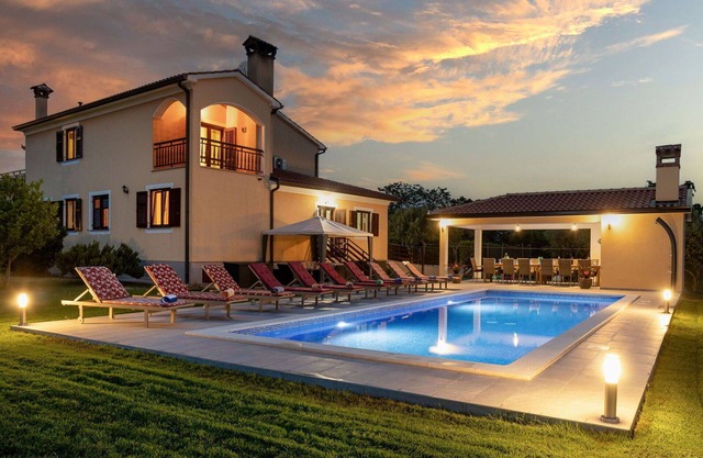 Beautiful private villa for 13 people with WIFI, private pool, TV and terrace