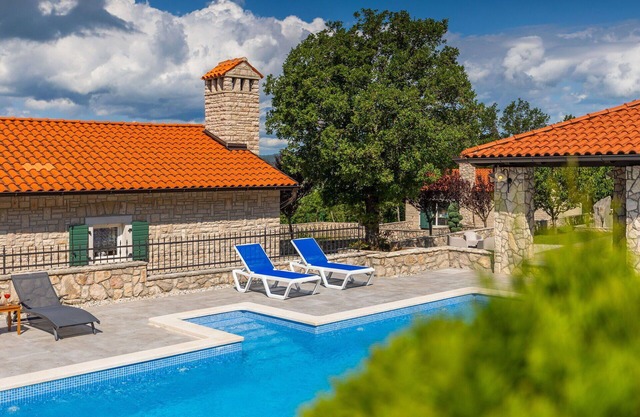 Beautiful private villa for 10 people with private pool, A/C, hot tub, WIFI, TV and terrace