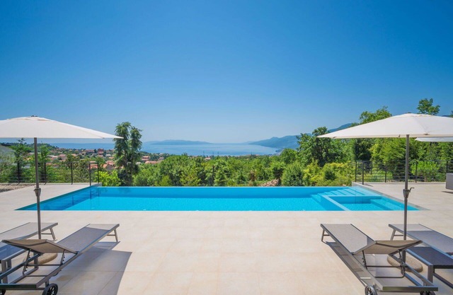Beautiful private villa for 8 guests with WIFI, A/C, hot tub, private pool, TV and terrace