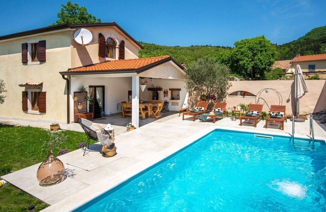 Beautiful private villa for 6 guests with WIFI, A/C, private pool, TV, terrace and parking