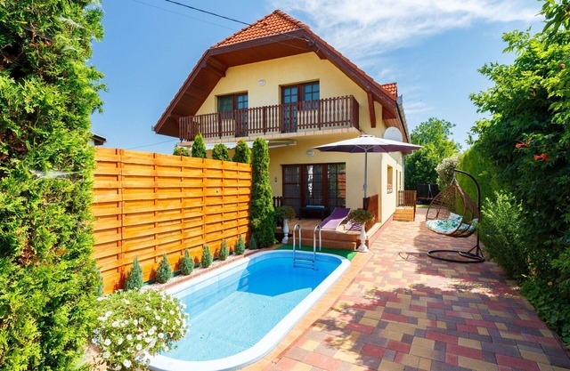 Beautiful private villa for 10 people with WIFI, A/C, private pool, TV and patio