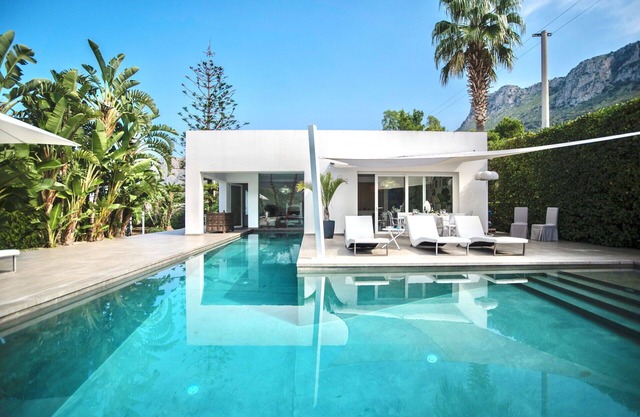 Beautiful private villa for 4 guests with WIFI, A/C, private pool, TV and pets allowed