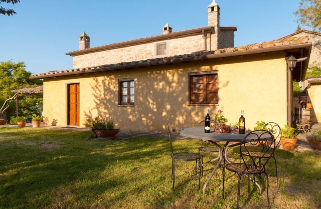Beautiful private villa for 9 guests with private pool, WIFI, TV, veranda and pets allowed